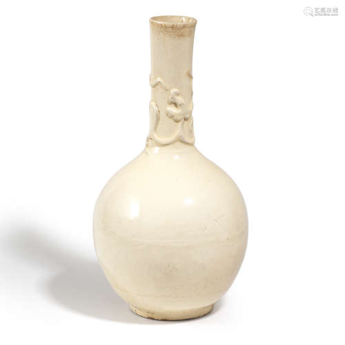 明 彭城窑白釉盘螭龙纹天球瓶