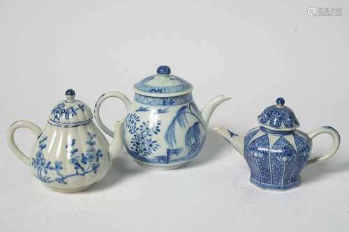 Lot de trois théières en porcelaine bleue et blanc…