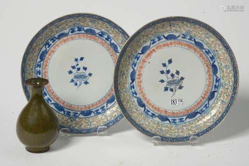 Paire de compotiers en porcelaine polychrome de Ch…