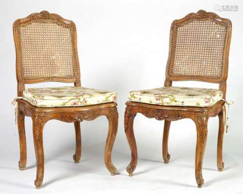 Paire de chaises de style Régence en hêtre sculpté…