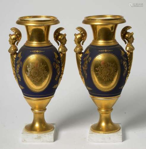 Paire de vases de style Empire en porcelaine polyc…