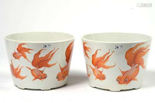 Paire de cache pots en porcelaine polychrome de Ch…