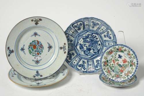 Lot de cinq comprenant: deux assiettes en porcelai…