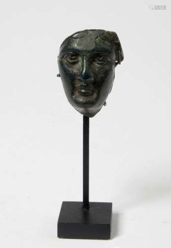 Fragment de visage en bronze représentant probable…