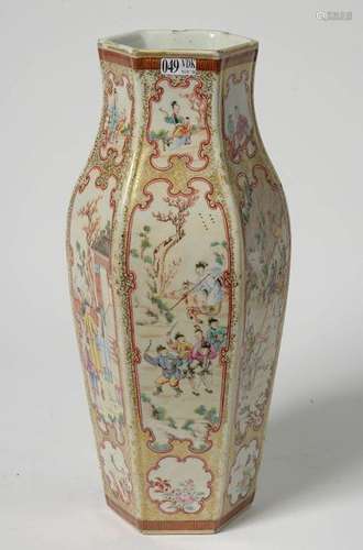 Vase hexagonal en porcelaine polychrome de Chine o…