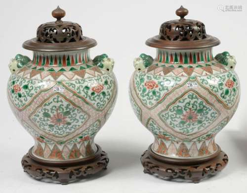 Paire de potiches en porcelaine polychrome de Chin…