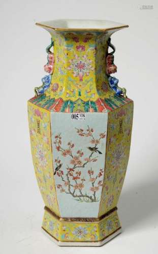Vase à section hexagonale en porcelaine polychrome…