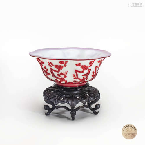 清宫廷十八世纪白地套红料花鸟纹碗