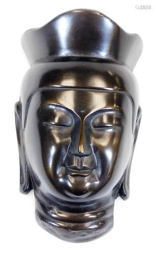 A metal wall mask, 25cm high.