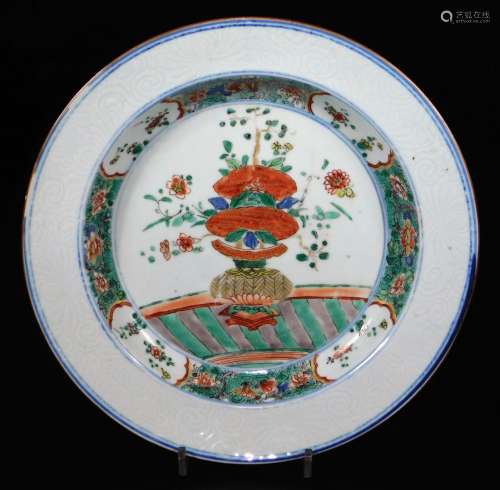 An 18thC Chinese porcelain plate, decorated with central panel of a vase of flowers in blue, green