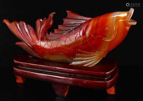 AN AGATE CARVED FISH SHAPE PENDANT