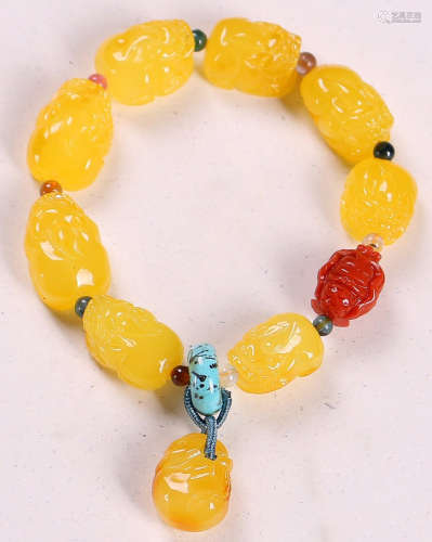 A BEESWAX CARVED BEAST PATTERN BRACELET