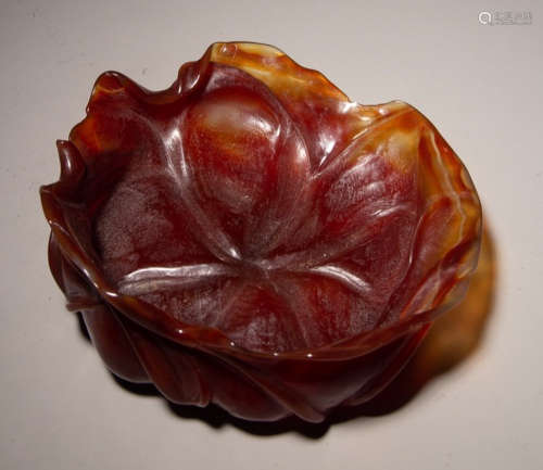 AN AGATE CARVED LOTUS SHAPE BRUSH WASHER