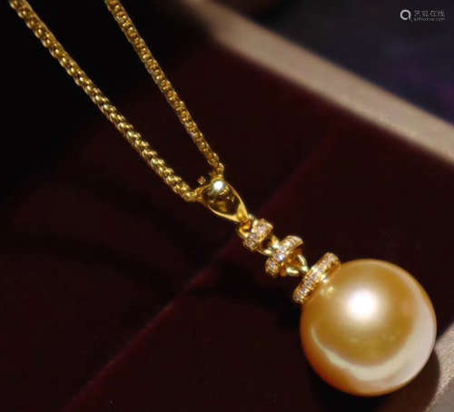 A 18K GOLD PEARL DIAMOND PENDANT