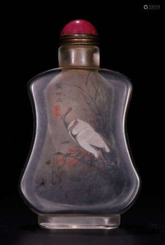 A GLASS CARVED SNUFF BOTTLE WITH CRANE PATTERN