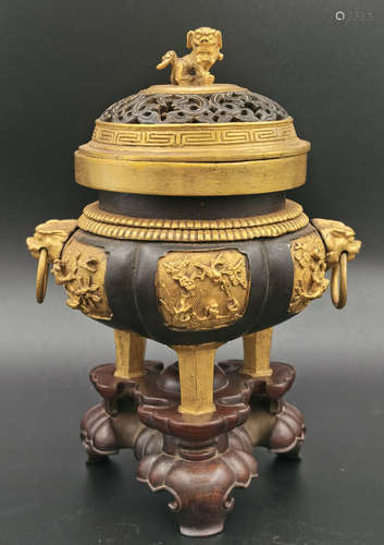 A GILT BRONZE CASTED CENER WITH BEAST SHAPE EAR