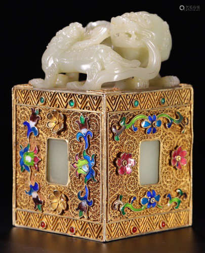 A LION PATTERN GILT HETIAN JADE CARVED SEAL