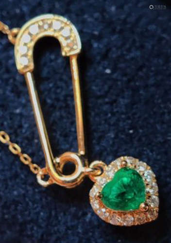 AN EMERALD CARVED NECKLACE