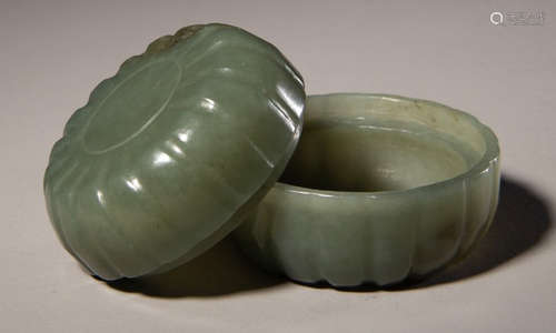 A HETIAN JADE CARVED BOX WITH MELON PATTERN