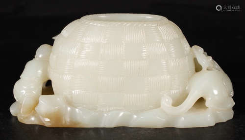 A HETIAN JADE CARVED BRUSH WASHER WITH DRAGON PATTERN