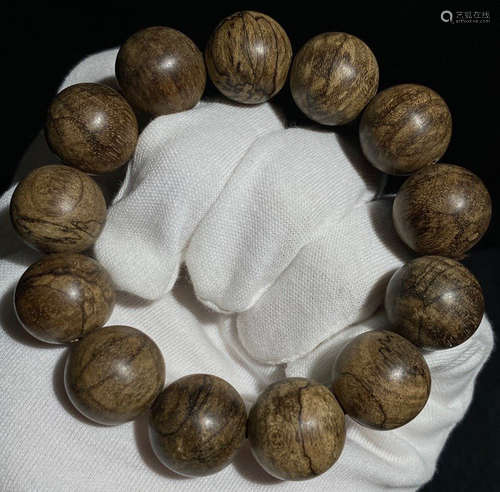 A BRUNEI CHENXIANG WOOD BRACELET