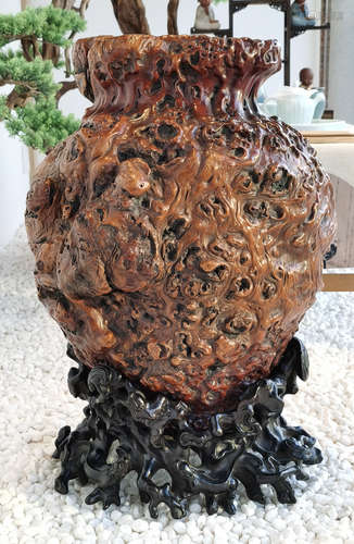 A WOOD CARVED VASE WITH GANODERMA PATTERN