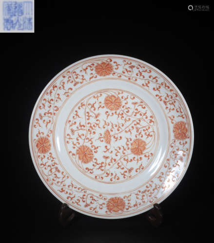 AN ALUM RED GLAZE PLATE WITH WRAPPED FLOWER PATTERN