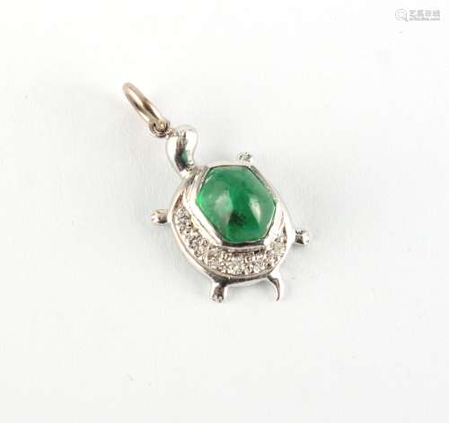 A small 18ct white gold emerald & diamond tortoise pendant, approximately 25mm long including