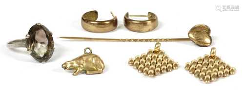 A quantity of jewellery,