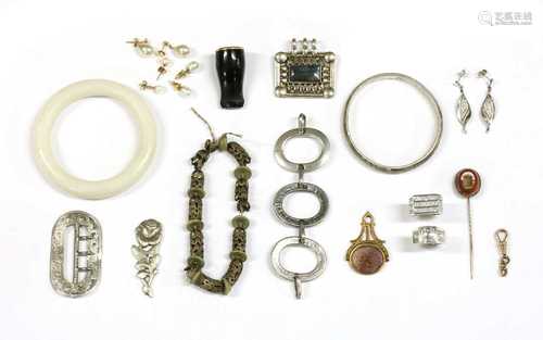 A quantity of jewellery,