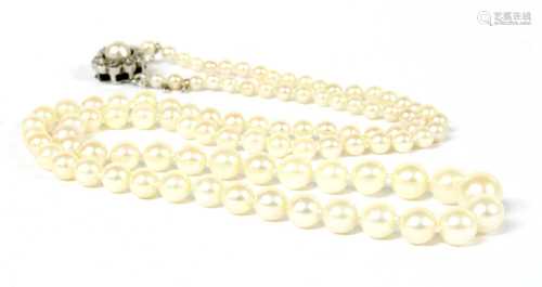 A single row graduated cultured pearl necklace,