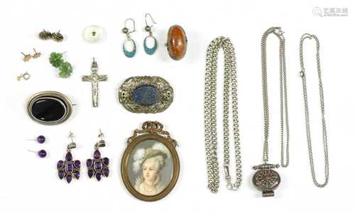 A quantity of jewellery,