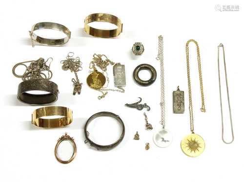 A collection of jewellery,