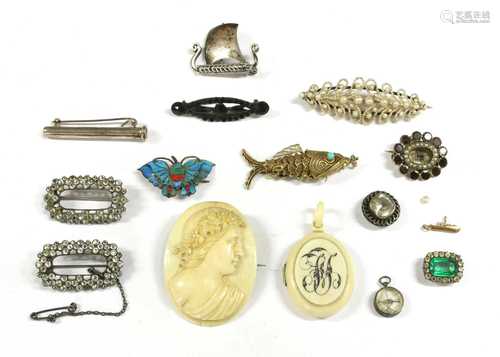 A quantity of jewellery,