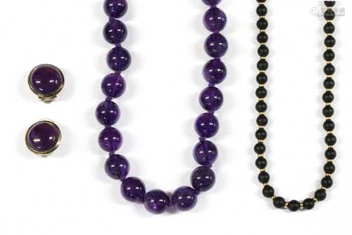 A gold onyx bead necklace,