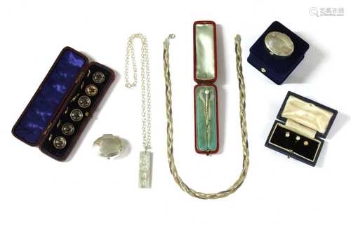 A quantity of jewellery,