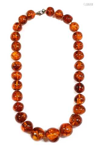 A single row graduated clarified amber bead necklace,