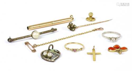 A quantity of jewellery,