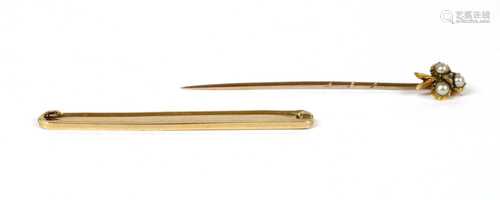 A plain gold bar brooch,