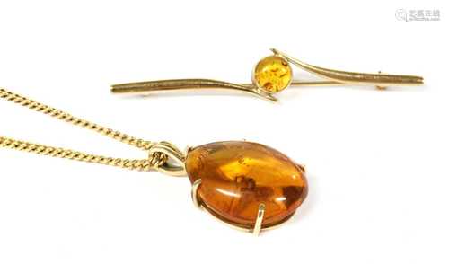 A gold clarified amber pendant,