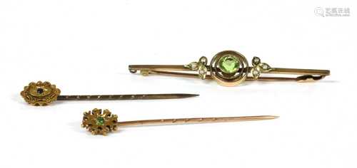 An Edwardian gold peridot and split pearl bar brooch,