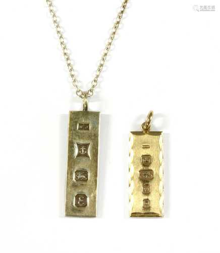 A 9ct gold ingot pendant,