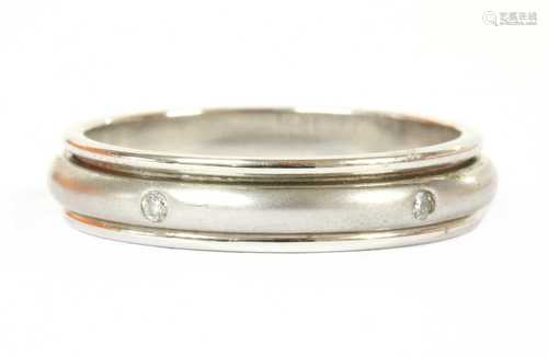 An 18ct white gold diamond set spinner ring,