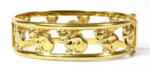 An Italian hinged oval openwork cat motif bangle,