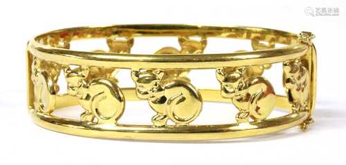 An Italian hinged oval openwork cat motif bangle,