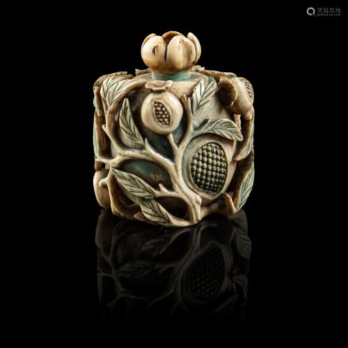 Y PAINTED IVORY 'POMEGRANATE' SNUFF BOX QING DYNASTY, 19TH CENTURY
