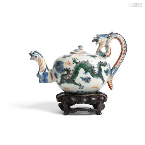 WUCAI 'DRAGON' TEAPOT WANLI MARK BUT QING DYNASTY, 17TH CENTURY