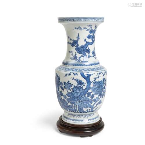 BLUE AND WHITE 'FLORAL' VASE QING DYNASTY, 18TH-19TH CENTURY