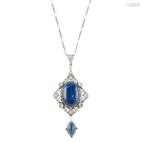 ATTRIBUTED TO THE ARTIFICERS' GUILD LTD. WHITE METAL AND GEM SET PENDANT NECKLACE, CIRCA 1920