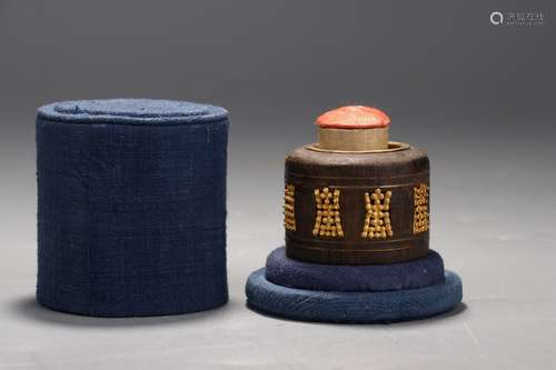 A Chinese Agarwood Thumb Ring with Embedded golden bead